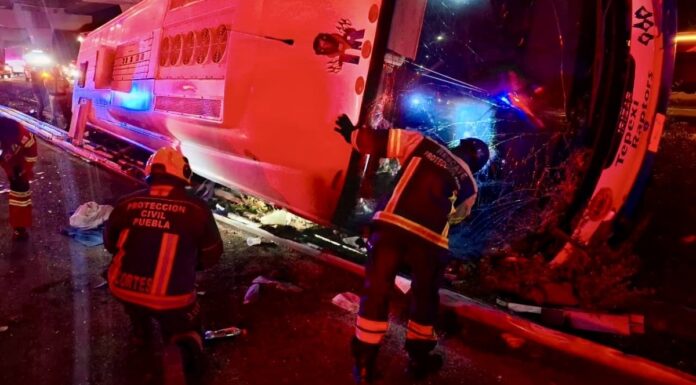 Estudiantes del Tecnológico de Tepexi sufren volcadura en la México-Puebla