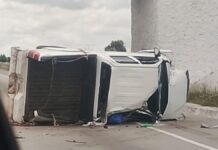 Volcadura de camioneta provoca cierre en la Puebla-Orizaba
