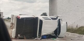 Volcadura de camioneta provoca cierre en la Puebla-Orizaba