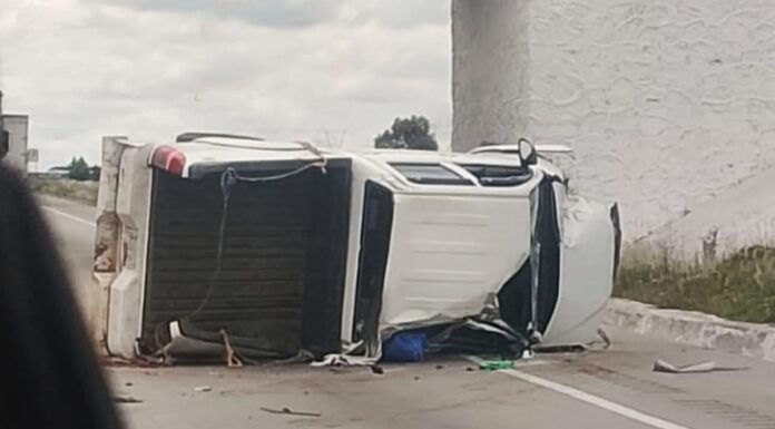 Volcadura de camioneta provoca cierre en la Puebla-Orizaba