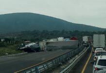 Conductor de tráiler muere tras volcadura en la Puebla-Orizaba