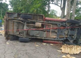 Joven muere aplastado por camioneta tras volcadura en Jonotla