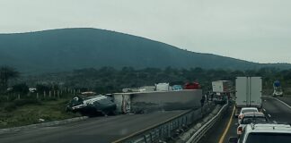 Conductor de tráiler muere tras volcadura en la Puebla-Orizaba
