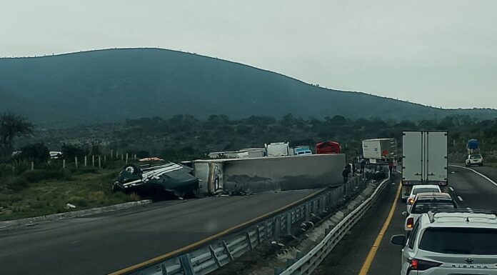 Conductor de tráiler muere tras volcadura en la Puebla-Orizaba