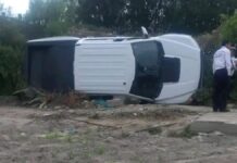Vuelca camioneta en la Puebla-Orizaba; bloquea paso debajo de puente