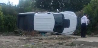 Vuelca camioneta en la Puebla-Orizaba; bloquea paso debajo de puente