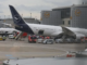 Colapsa tren de aterrizaje de avión en Alemania; deja varios heridos