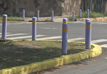 Descartan pintar bolardos de color morado en la capital de Puebla