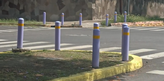 Descartan pintar bolardos de color morado en la capital de Puebla