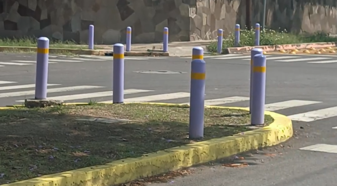 Descartan pintar bolardos de color morado en la capital de Puebla