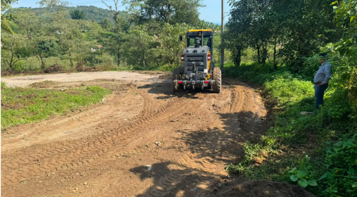 Rehabilitan camino rural en Nauzontla; beneficiará a 852 habitantes