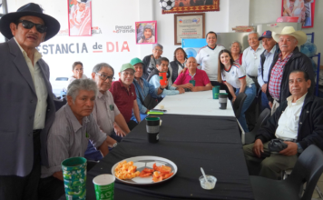 DIF Texmelucan celebra Día del Padre con adultos mayores