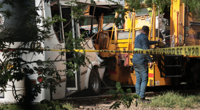 Tren impacta unidad de la Ruta 50 en Puebla; reportan 21 heridos