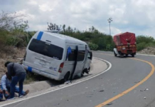Transporte público y camioneta chocan en la Tehuacán–Huajuapan