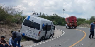 Transporte público y camioneta chocan en la Tehuacán–Huajuapan