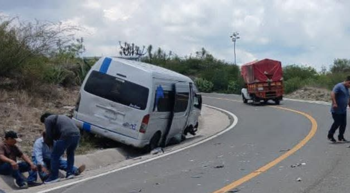 Transporte público y camioneta chocan en la Tehuacán–Huajuapan
