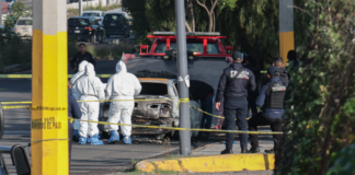 Hallan cuerpo en vehículo calcinado en el Periférico Ecológico