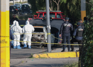 Hallan cuerpo en vehículo calcinado en el Periférico Ecológico