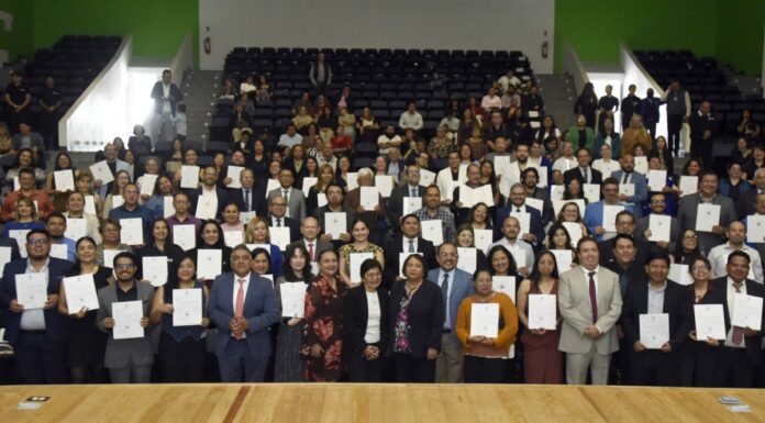 Lilia Cedillo entrega 150 definitividades a personal de la BUAP