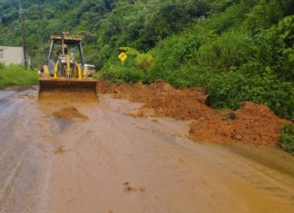 Gobierno de Puebla atiende deslave en carretera de la Sierra Negra