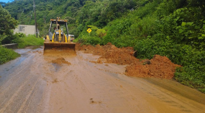 Gobierno de Puebla atiende deslave en carretera de la Sierra Negra