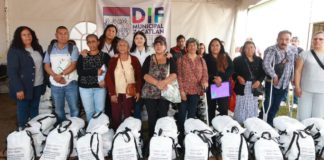 Entregan despensas a personas con discapacidad en Zacatlán