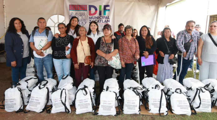 Entregan despensas a personas con discapacidad en Zacatlán
