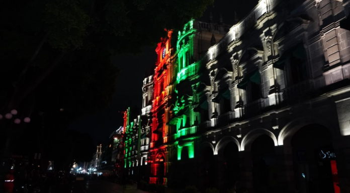 Inauguran nueva iluminación del Palacio Municipal de Puebla