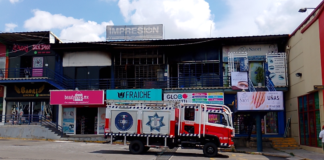 Incendio consume dos locales frente al Mercado Independencia