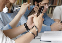 República Checa propone prohibir celulares en las escuelas