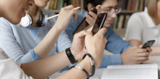 República Checa propone prohibir celulares en las escuelas