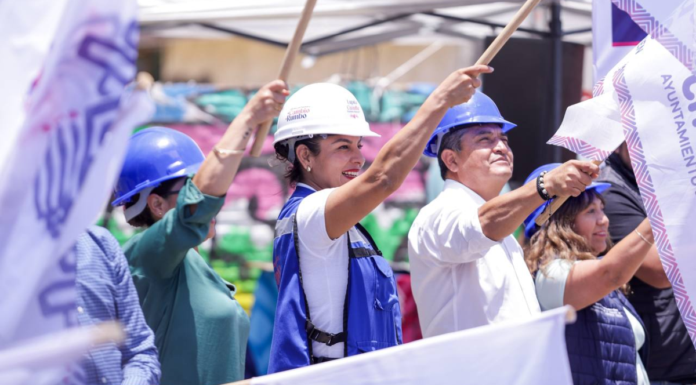 Lupita Cuautle arranca obra de agua potable en calle de Cacalotepec