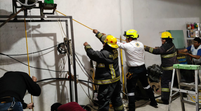 Rescatan a dos personas atrapadas en pozo de San Pedro Cholula