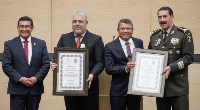 Entregan presea “Ignacio Zaragoza” a dos poblanos destacados