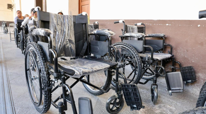SEDIF entrega 135 sillas de ruedas para personas con discapacidad