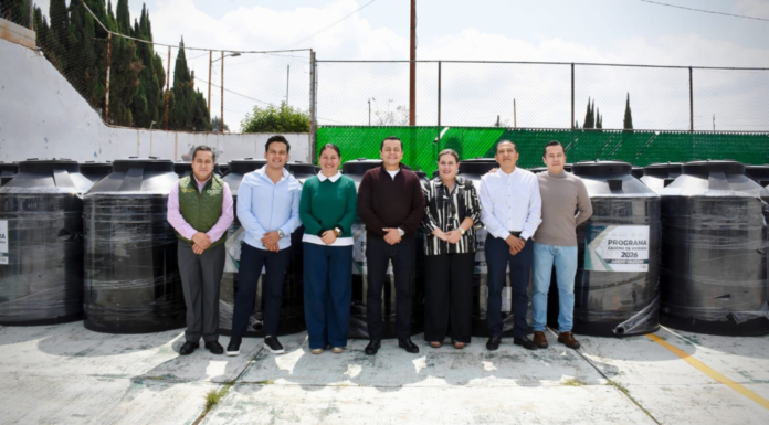 San Martín Texmelucan entrega otros 250 tinacos a familias