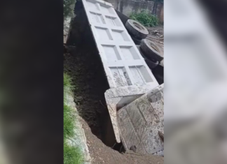 Tractocamión cae en socavón recién reparado en Huejotzingo