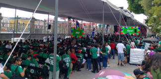 Zócalo de Puebla se pinta de verde por debut de México