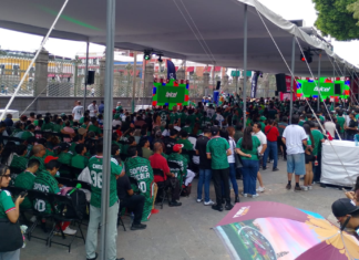 Zócalo de Puebla se pinta de verde por debut de México