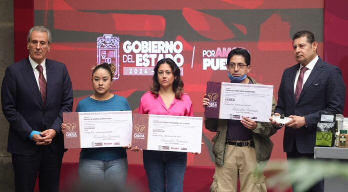 Afectados por lluvias en Puebla reciben apoyos estatal y municipal