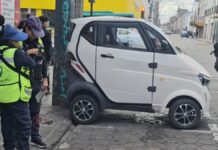 ¿Auto eléctrico estacionado en lugar de motos? Esto responde tránsito
