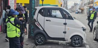 ¿Auto eléctrico estacionado en lugar de motos? Esto responde tránsito