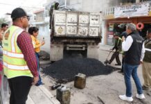 Pepe Chedraui supervisa bacheo en colonia Popular Castillotla