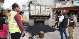 Pepe Chedraui supervisa bacheo en colonia Popular Castillotla
