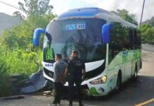 Bebé muere y 13 pasajeros resultan lesionados tras accidente en Xicotepec
