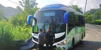 Bebé muere y 13 pasajeros resultan lesionados tras accidente en Xicotepec