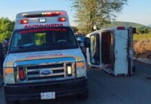 Vehículo vuelca en carretera de Huaquechula