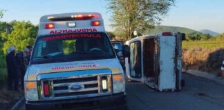 Vehículo vuelca en carretera de Huaquechula
