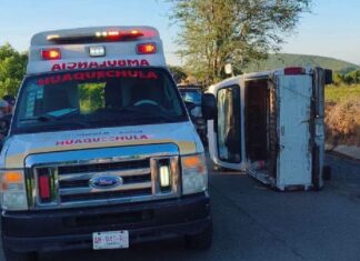 Vehículo vuelca en carretera de Huaquechula