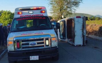 Vehículo vuelca en carretera de Huaquechula